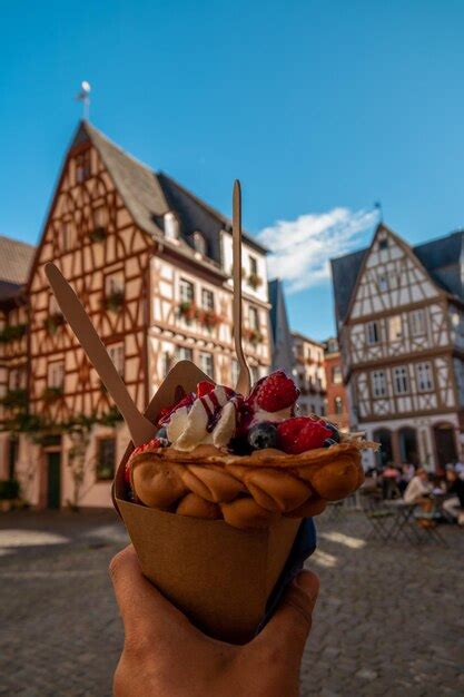 Hombre Sosteniendo Helado Contra Edificios En La Ciudad Foto Premium