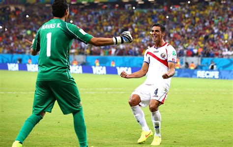 Autor do gol da classificação da Costa Rica Michael Umaña iguala