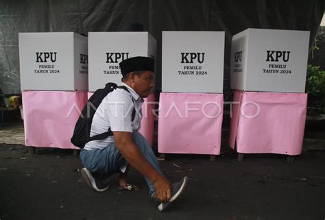 Penyandang Disabilitas Berikan Suara Pemilu 2024 Di Ternate ANTARA Foto