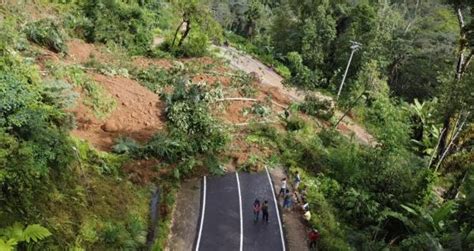 Longsor Tutup Badan Jalan Trans Sulawesi Akses Utama Warga Tertutup Total