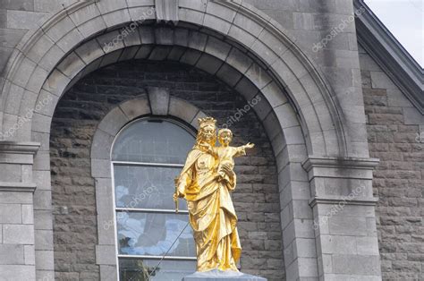 Una Estatua De La Virgen Mar A Sosteniendo Al Ni O Jes S En El Exterior