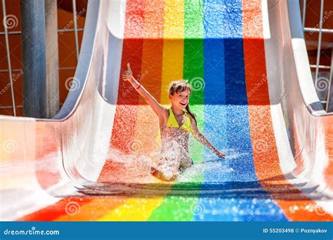 Bambino In Bikini Che Fa Scorrere Il Parco Dell Acqua Fotografia Stock Immagine Di Ragazza