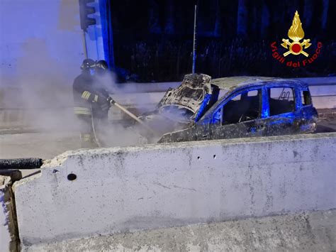 Auto In Fiamme Lungo La Ss A Serra San Quirico Intervenuti I Vigili