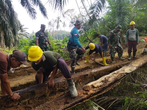 Koramil Rantau Gotong Royong Rehab Jembatan Akses Pertanian Waspada