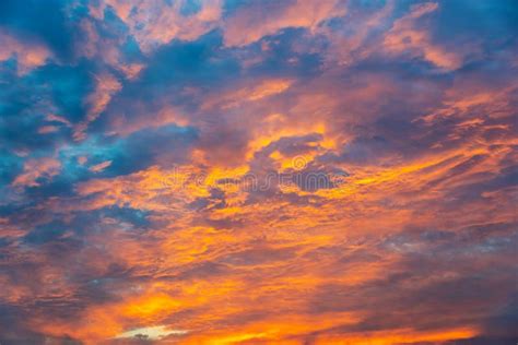 Cielo Arancio Drammatico Con Le Nuvole Al Tramonto Immagine Stock Immagine Di Scena Tramonto