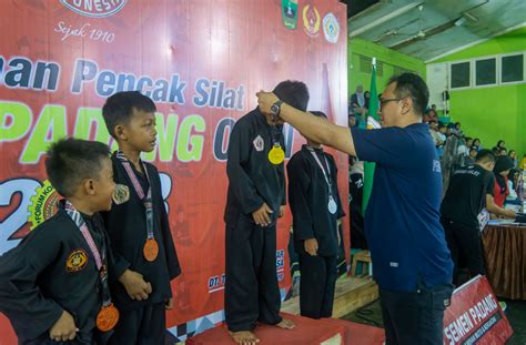 Kejuaraan Pencak Silat Semen Padang Open Pesilat Tuan Rumah Raih