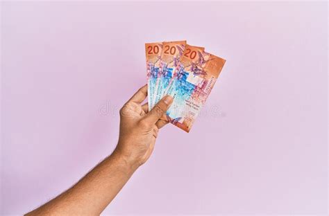 Mano Hispana Sosteniendo 20 Billetes En Franco Suizo Sobre Fondo Rosa