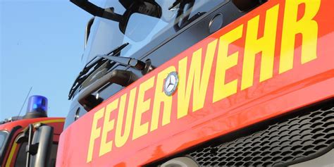 Brennende Grabstelle Werner Feuerwehr rückt zum Friedhof am Südring