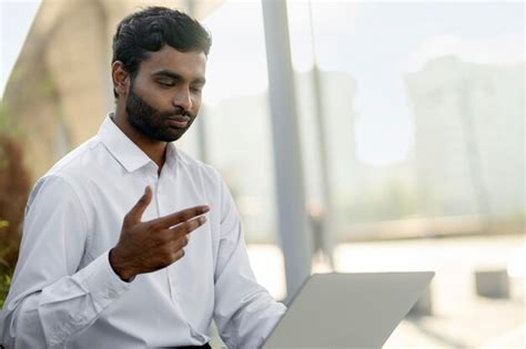 Homem Jovem Empres Rio Indiano Usando Computador Port Til Chamada