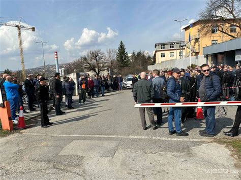 Brojne Dodikove Pristalice I Simpatizeri Ponovo Pred Sudom Bih