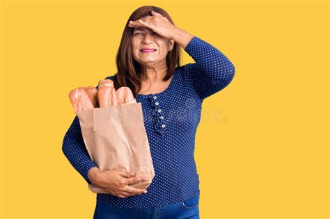 Mujer Latina De Mediana Edad Sosteniendo Bolsa De Papel Con Pan