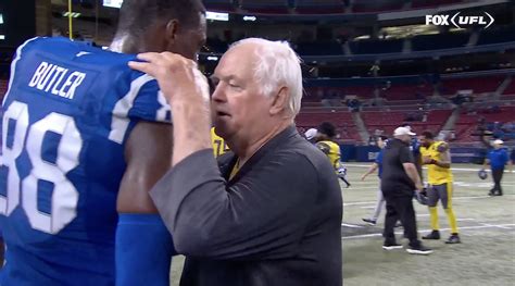 Ex-NFL head coach labeled 'class act' after touching on-field moment