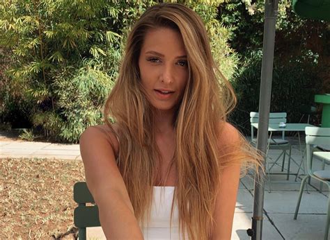 Emma CakeCup Enflamme La Toile Avec Son Bikini String