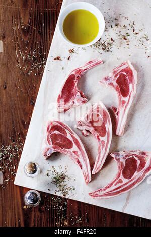 Rohe Lammkoteletts Mit Salz Pfeffer Rosmarin Stockfotografie Alamy