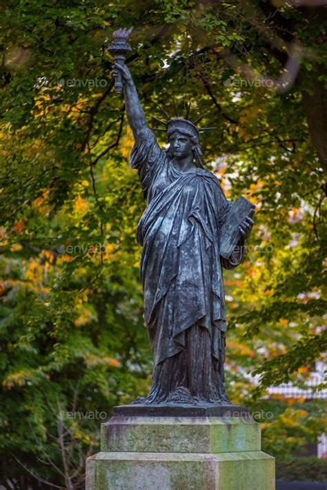 Statue Of Liberty Luxembourg Gardens Fasci Garden