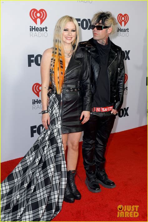 Avril Lavigne Splits From Mod Sun Photos Emerge Of Her Hugging Another