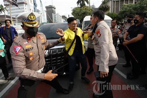 Saling Dorong Warnai Demo Mahasiswa Di Patung Kuda Foto