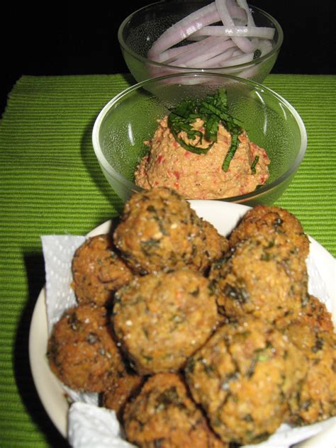 Фалафел кофтиња со Црвен хумус - Moirecepti