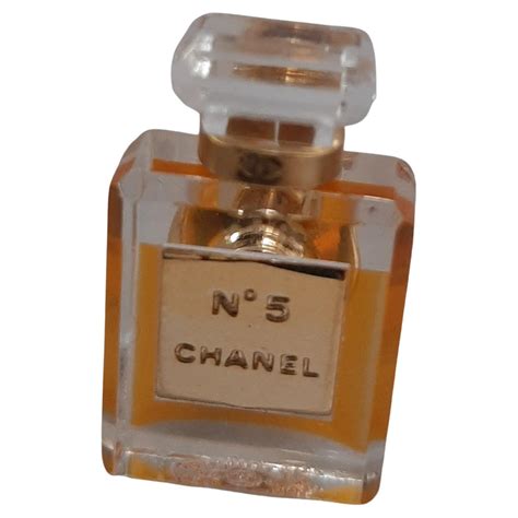 Una Spilla Vintage Dell Iconica Bottiglia Di Profumo Coco Chanel No 5