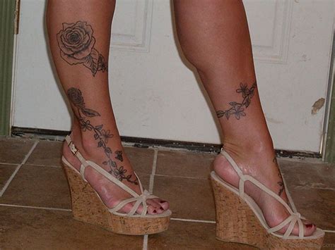 36 Fancy Rose Tattoos On Leg