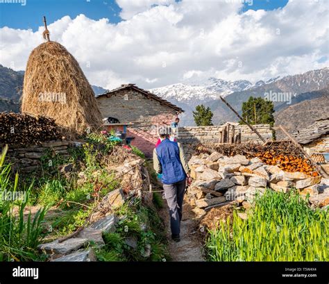 River Valley Himalayas Hi Res Stock Photography And Images Alamy