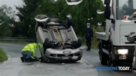 Rocambolesco Incidente Resta Con Lauto Capovolta Al Centro Della Strada