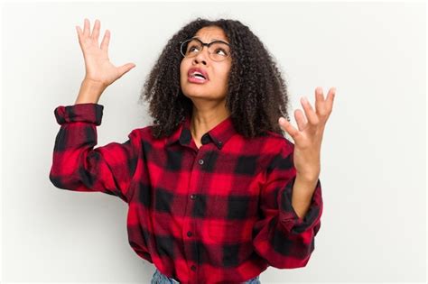 Crier Au Ciel En Levant Les Yeux Frustrés Photo Premium