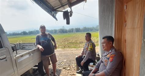 Realisasi Program Ngobrol Mas Personil Polsek Cikijing Sambangi Warga