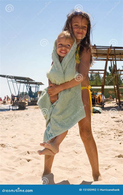 Duas Crian As Que T M O Divertimento Na Praia Foto De Stock Imagem De