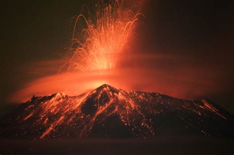 México eleva nivel de alerta tras aumento de actividad del volcán