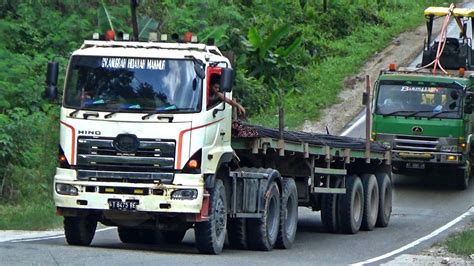 Membawa Muatan Berat Truck Trailer Dan Self Loader Melewati Tanjakan