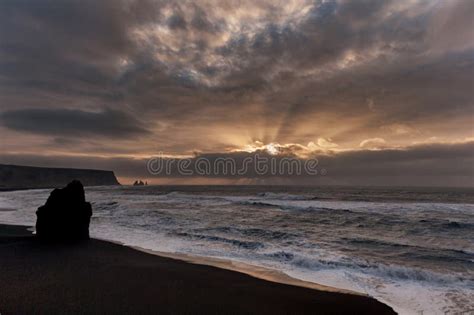 Czarna Piasek Plaża Reynisfjara W Iceland Ranku Oceanu I Nieba Fala