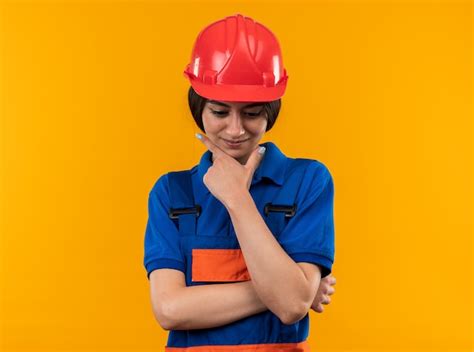 Impresionado Mirando Hacia Abajo Mujer Joven Constructor En Uniforme