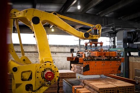 Máquina De Braço Robótico Industrial Montando Peças Em Fábrica Foto Premium