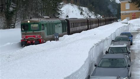 Treno Storico Immerso Nella Neve A Campo Di Giove Uno Spettacolo