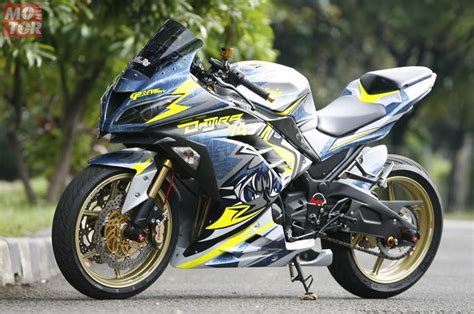 Modal Motif Helm Pembalap Top Kawasaki Ninja 250 Ini Tampak Tambah