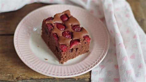 Rupáner konyha Bögrés kakaós meggyes sütemény recept Kiskegyed