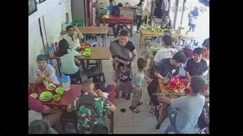 Viral Video Pemilik Warung Bungkus Kepala Pengemis Dengan Plastik