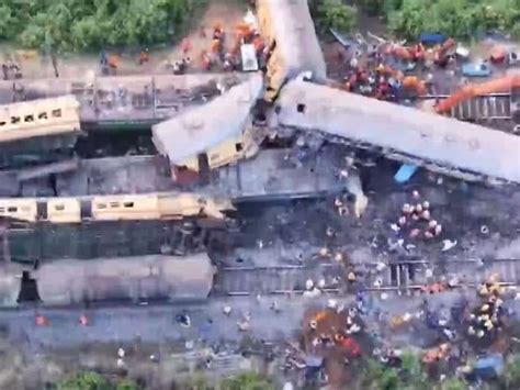 4 Dead 30 Injured After North East Express Train Derails In Bihar