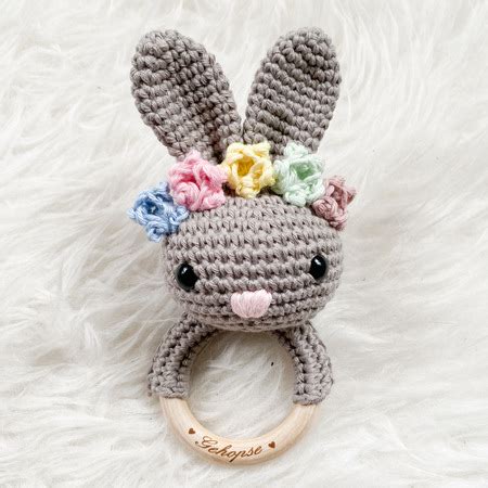 Häkelanleitung Babyrassel Hase Gehopse Sommeredition mit Blumenkranz