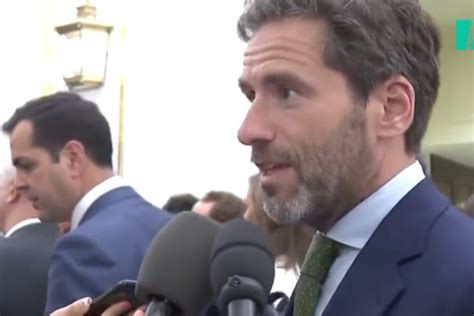 Borja Sémper está atendiendo a la prensa pasa este político por detrás