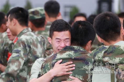 武警北京總隊十二支隊退伍老兵向軍營深情「告白」 每日頭條