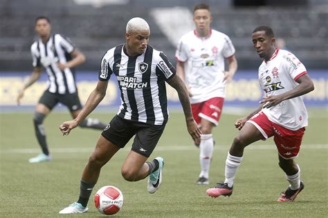 Júnior Santos destaca início de temporada do Botafogo Começamos bem