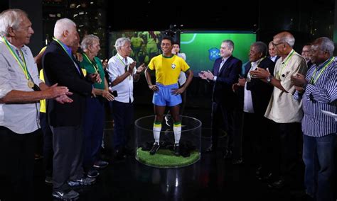 CBF inaugura estátua de Pelé no Museu da Seleção Brasileira Jornal O