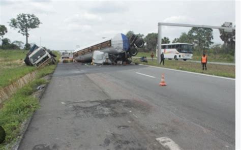 Axe Yamoussoukro Abidjan Un Camion Perd Le Contr Le Et Fait Un