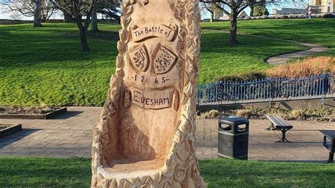 Evesham chainsaw-carved tree throne arrives at Abbey Park - BBC News