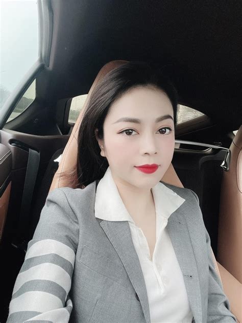 Hot mom đời chồng khoe sắc vóc cuốn hút bên tình mới