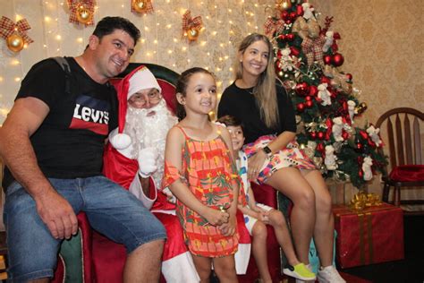 Mesmo Sob Chuva Espet Culo De Natal E Chegada Do Papai Noel Atrai