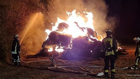 Dortmund Feuerwehr kämpft stundenlang gegen Strohballen Feuer