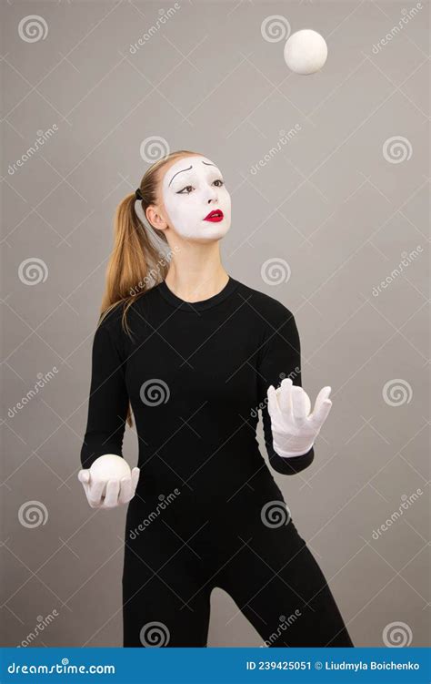 L Artiste Mime Jongle Avec Des Boules Clown De Cirque Image Stock